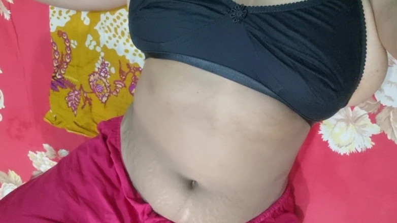 NilaRani693: Bela modelo solo aconchegante rotina noturna de quarto