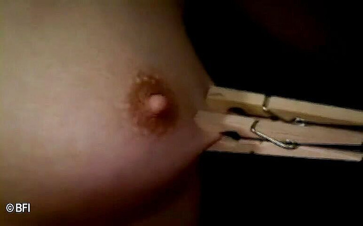 Slave Seks: Sexslavegirl je bičována a potrestána