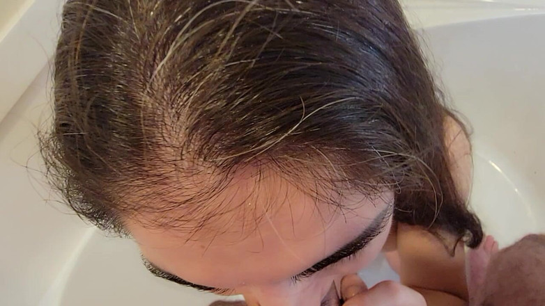 Annalee Blue: 巨乳のMILFフェラチオ、尿飲み、精液飲み込み