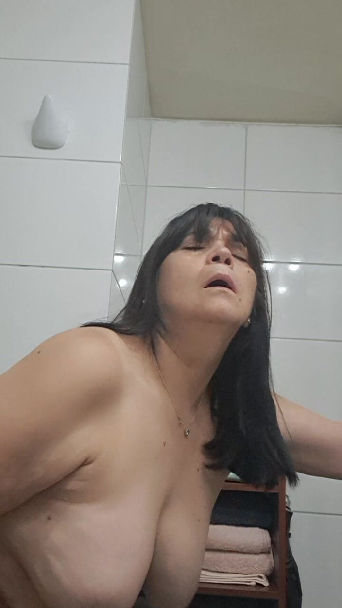 Mommy big hairy pussy: Мама трахається у ванній кімнаті, відео від першої особи