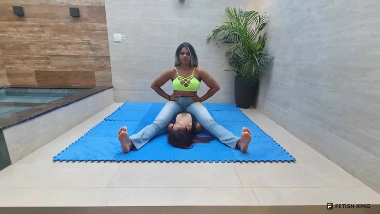 FetishKing: Göğüse oturma - güçlü bacaklar ve kaslar Lebian dövüş kızları