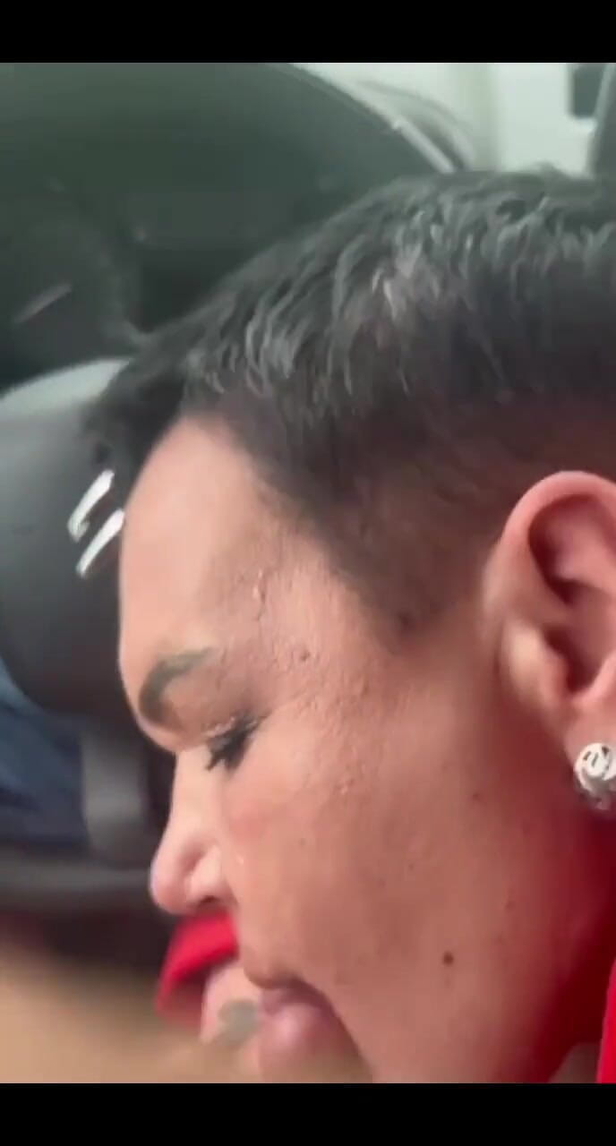 KarmenMilf: 车里的极端，热辣的口交，和大量的精液