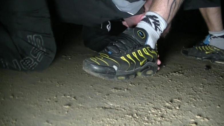 Sneaker gay: Si jalang dikongkek dalam kasut di luar dengan dubur creampie