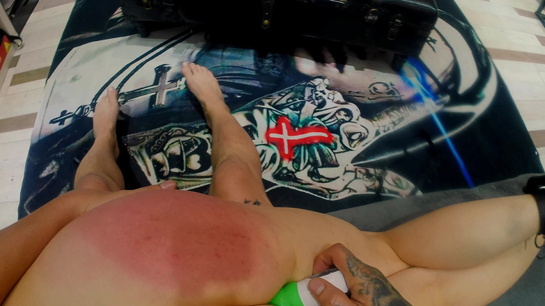 FuckSlave: Först knullade jag i röven och sedan smiskade jag röven