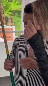 Elf excitată își seduce șeful ca să ceară o mărire