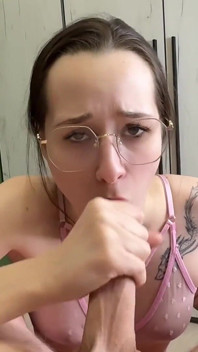 Natáčím video pro mého manžela, jak mě jeho přítel šuká do pusy