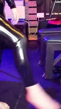 Zabawa z moją zabawką: Koniec sesji ballbusting z nagrodą wielbienia stóp