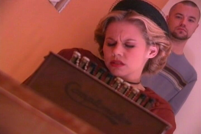 THAGSON RETRO: 금발 창녀의 보지를 삼키고 깊숙히 따먹히다