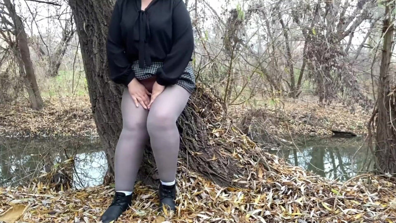 OurFetishLife: パンティーストッキング姿の成熟者が見られるリスクを冒して自慰行為を