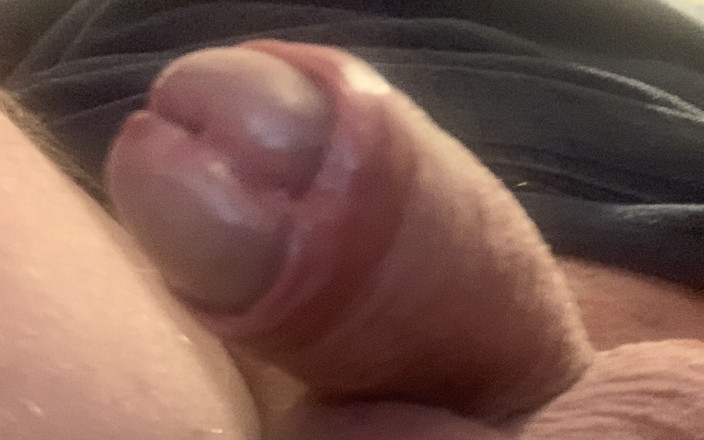 Pellefnatt: Лежа на кровати и дрочу мой член в ожидании мокрой дырки