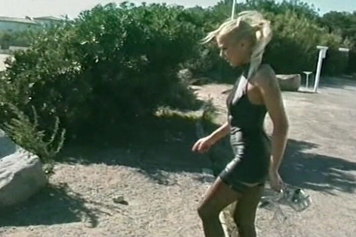 Videos Francaises: Perfektní francouzská MILFka ošukaná na pláži