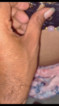 Une bhabhi indienne nettoie sa maison pour baiser
