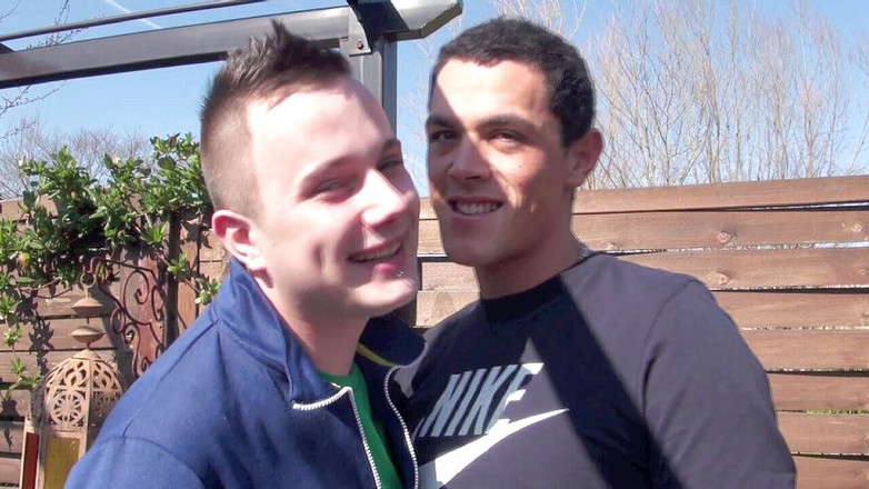 FRENCH PORNSTARS FUCKERS: Dikongkek oleh kawan baiknya Tin taman di luar rumah