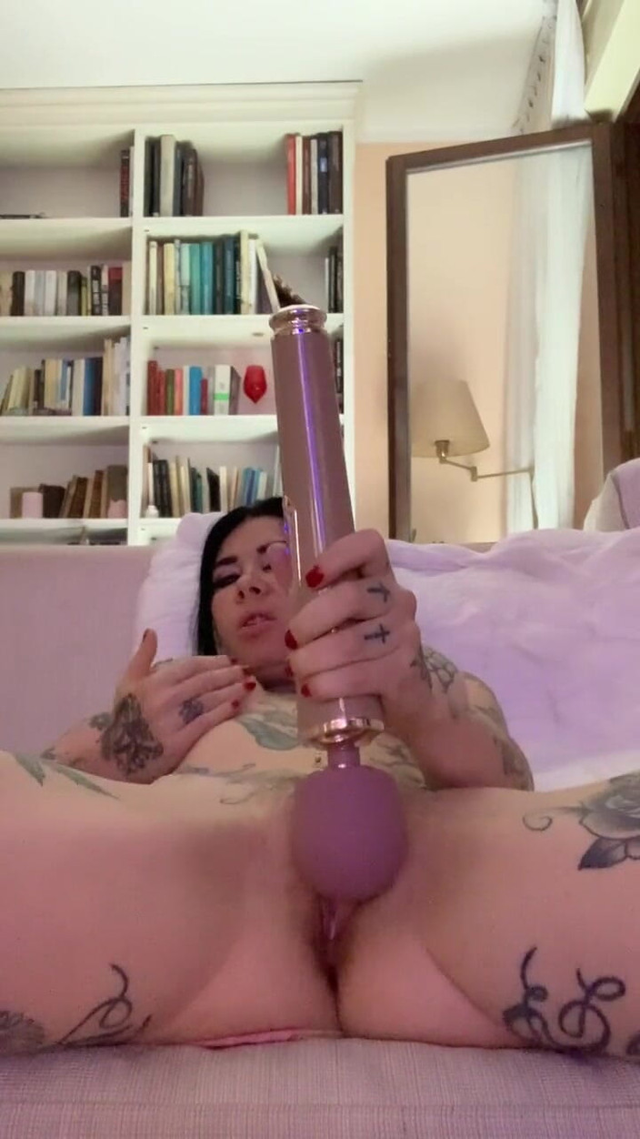 Megan Inky: Tatooed tjej onanerar hennes fitta