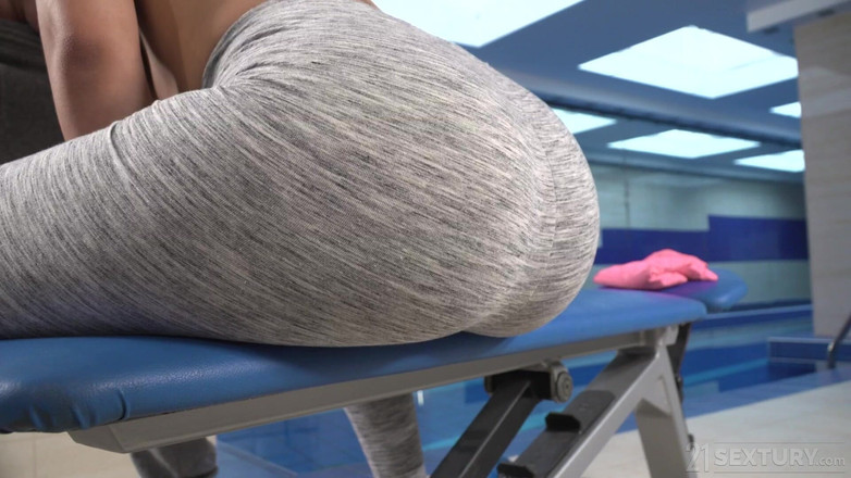 21 Sextury: 21 sextury - 热辣女郎ava black吮吸这根坚硬的大鸡巴，直到射精！