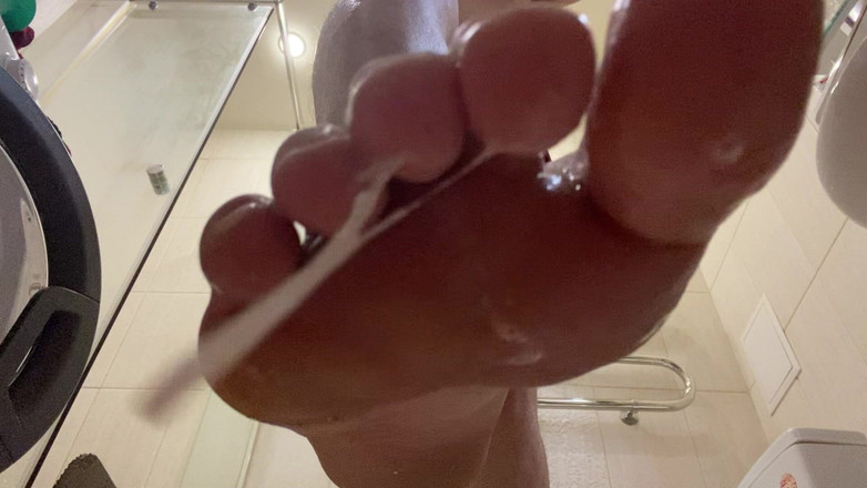 Hunky time: Dominant spielt mit füßen und sabbern