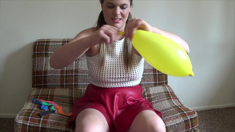 Tropical Lust: Kendra blows up her Balloons