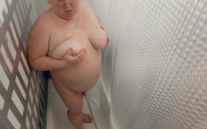 Sweet July: Schwiegermutter duscht und wäscht ihre dicken titten