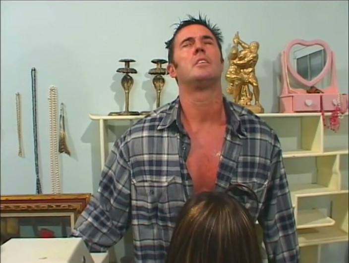 Heatwave Porn: Vollbusige schwarze MILF mit Sonnenbrillen und strümpfen wird von einem...