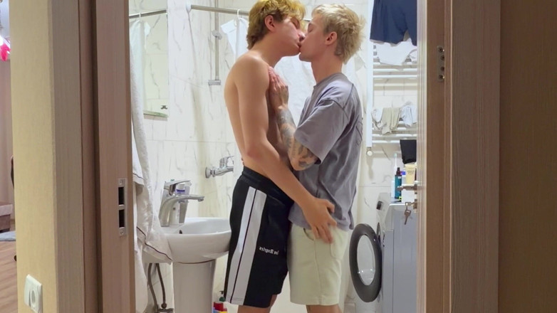 Max Gen: Amico Lecca Il Culo Liscio Twink Succhia Un Grosso Cazzo...