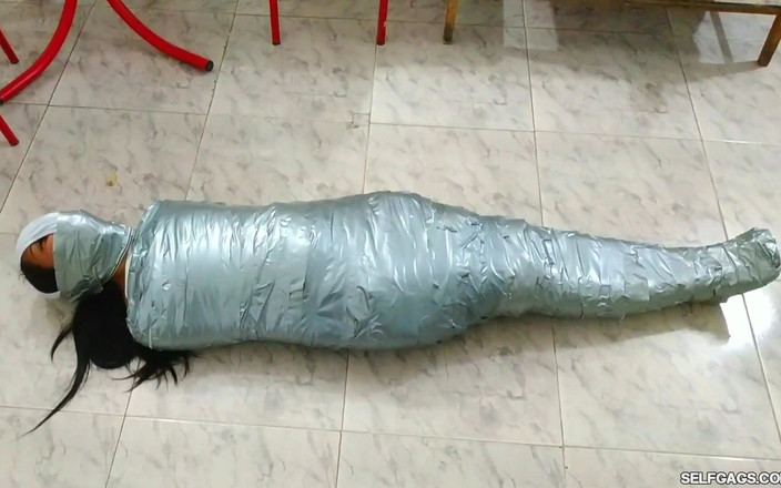 Selfgags Latina Bondage: Umhüllt zur demütigung!