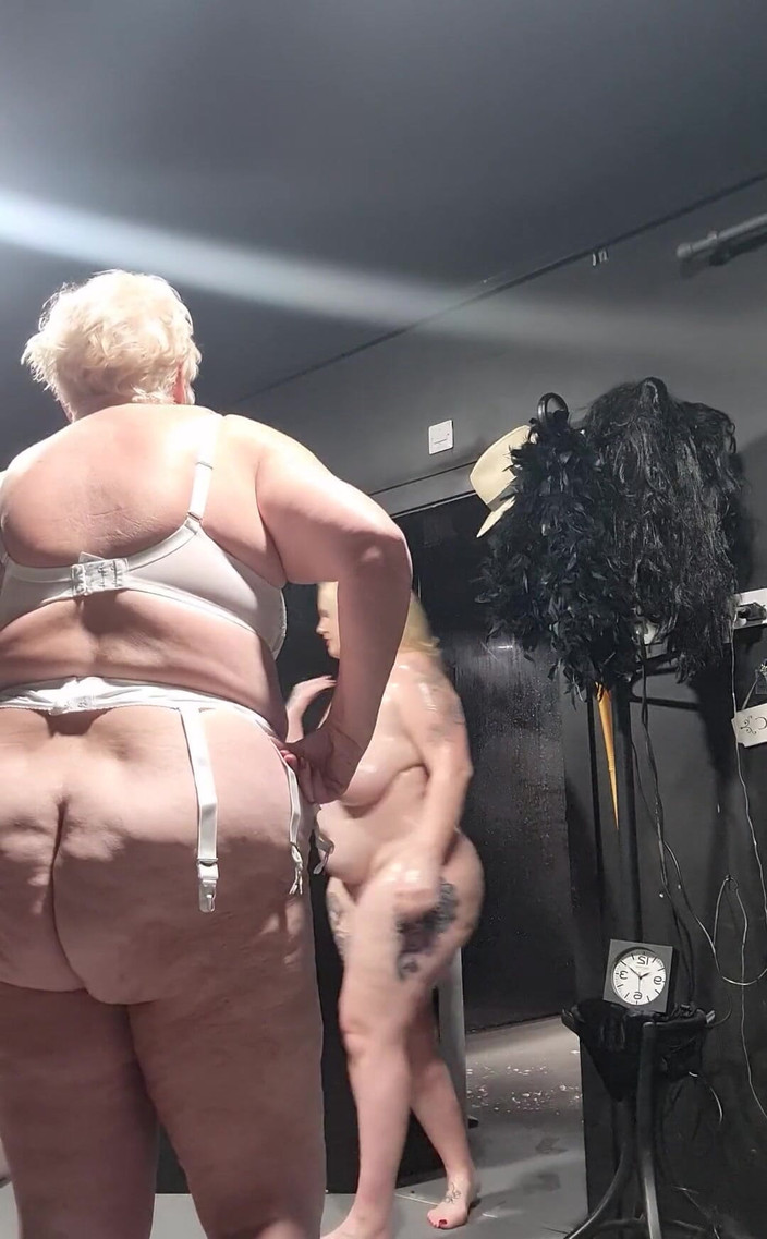 Uk Joolz: 观看我自己和可爱的克拉恩模特在工作室洗澡和穿衣服，然后上周拍摄