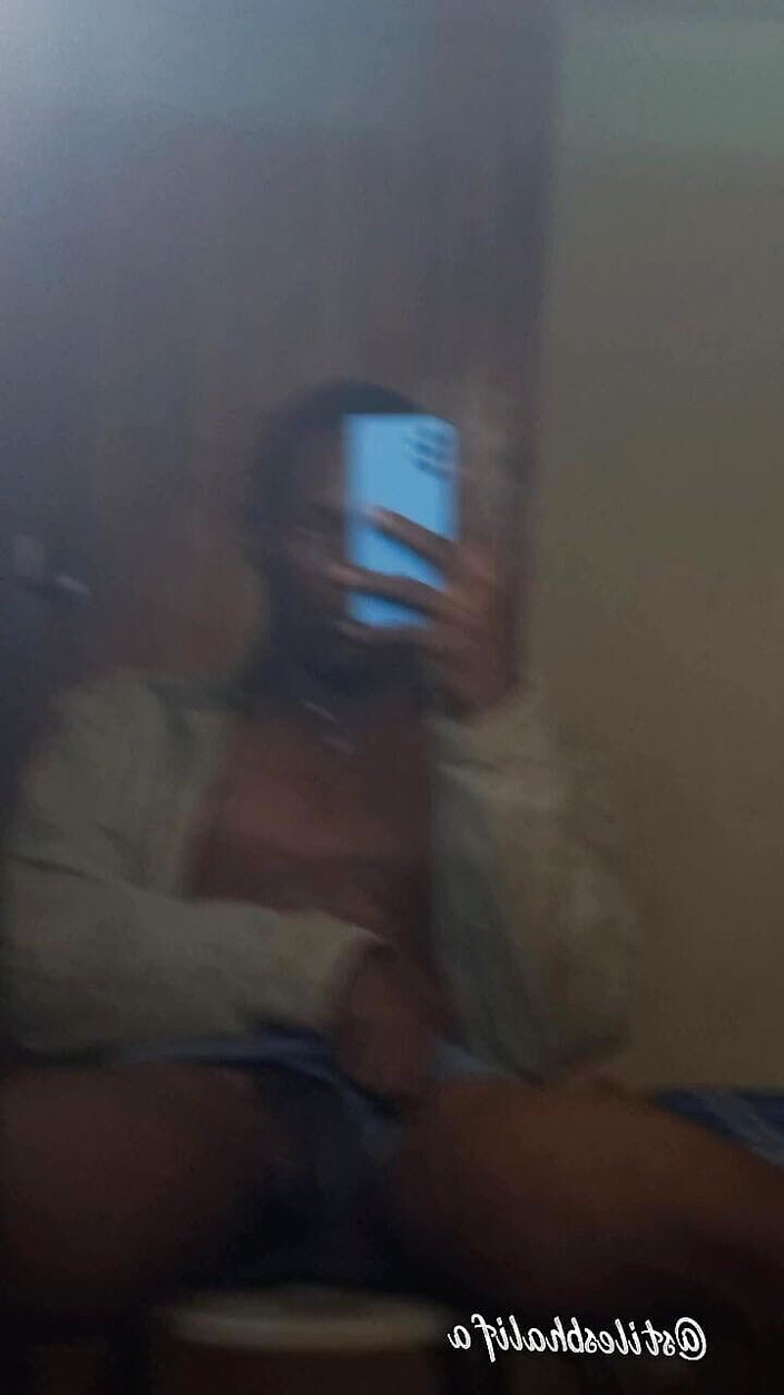 Stilesbhalifa1: Půlnoční setkání s mojí ebenovou twink spolubydlící