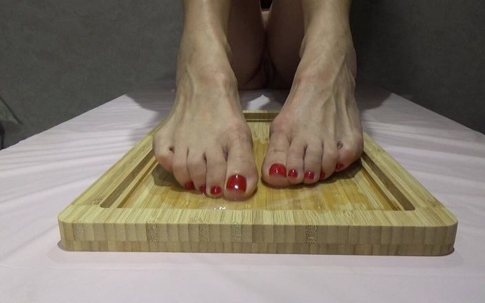 AnnaBUST: Leche en el coño y en mis piernas