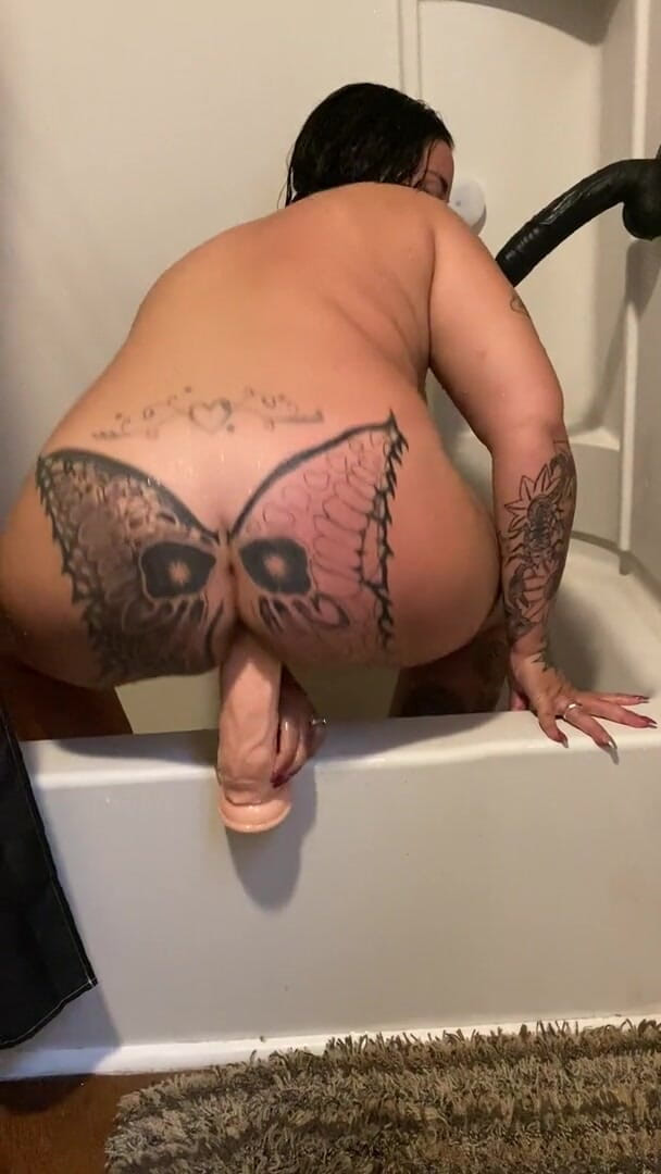 MzKiTTy91: Pawg-vrouw neemt 2 enorme pikken onder de douche