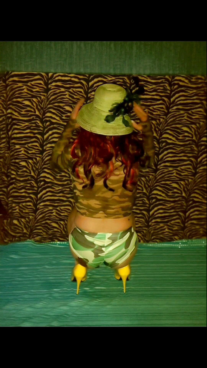 Lizzaali: Scéna 2 ZZ se stává mercanárním komandem, aby rozptýlila nepřítele svým...