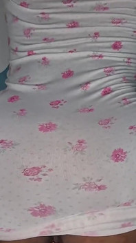 Odpočíval jsem a soused přijde, aby do mě dal jeho velkého ptáka a nechal všechno sperma ve vagíně