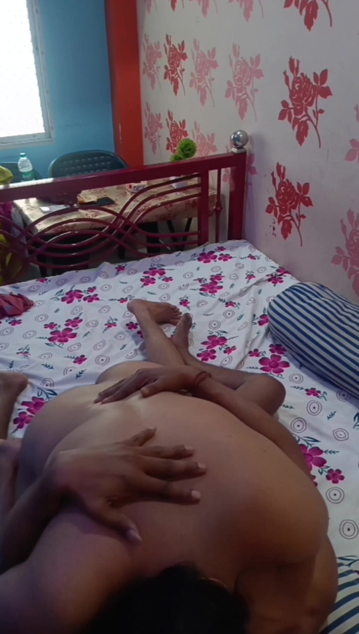 BMsexlove100: ベンゴリ・デシのホットな妻がコルカタの少年と共有し、ホテルの部屋で激しくセックス