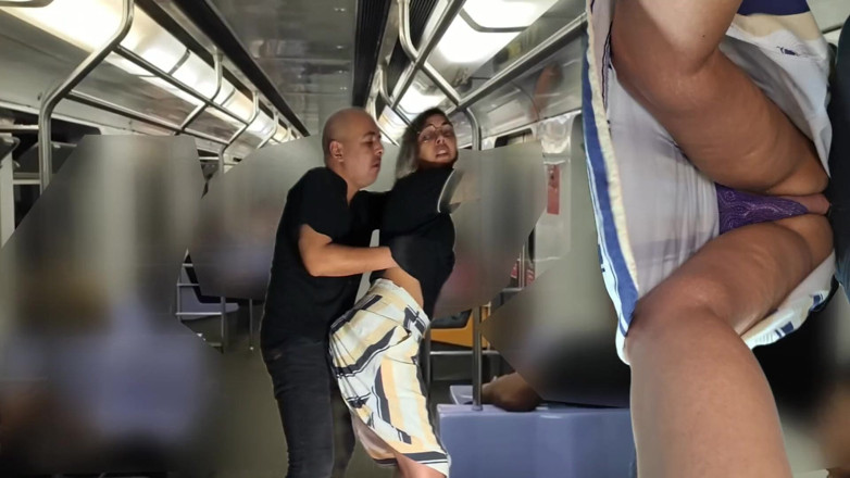 Victor SweetCoupleStories: Perjalanan dengan kereta api menjadi semakin sukar.