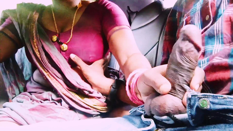 Telugu honey lips: भारतीय कार सेक्स। देसी सौतेली मम्मी सौतेले बेटे के बड़े लंड को चोदने की कोशिश करती है। देसी तेलुगु गंदी बात करते हुए।