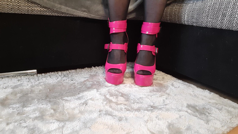 Curly_Dreams: Which Shoes Go Well with the Black Nylon Tights?