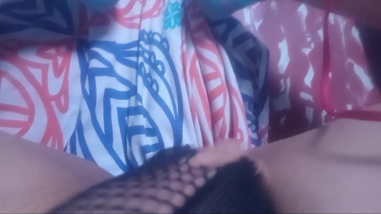 Lobicam: Aku lagi asik masturbasi pakai jari sampai muncrat banyak banget!