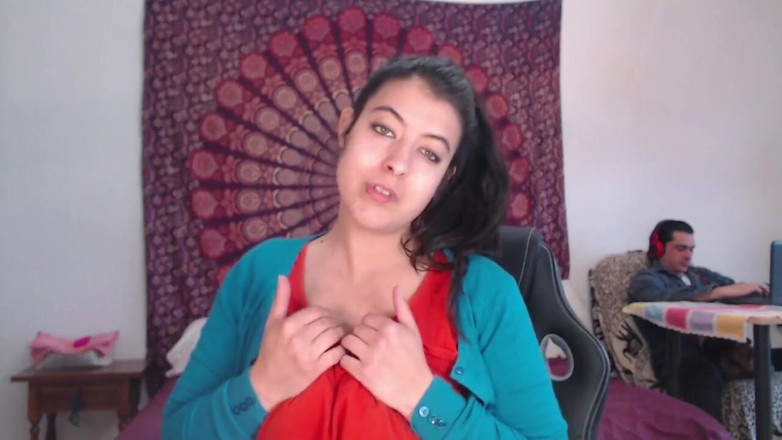 DragonGalaxy11: Eu mostro meus peitos na webcam enquanto ele está trabalhando