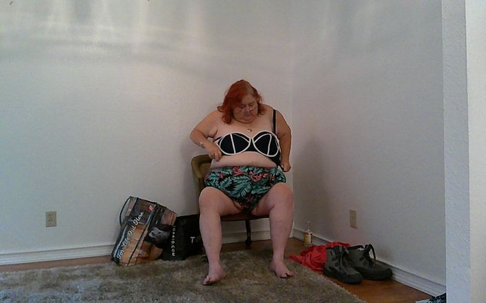 BBW nurse Vicki adventures with friends: Примеряю купальники и Binkinis