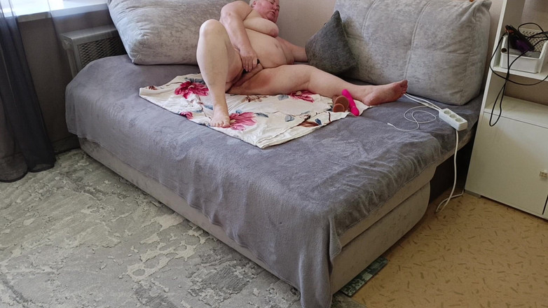 Zona901: 거유 털이 무성한 보지와 엉덩이를 보여주는 새엄마