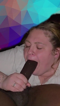 Ondergespoten in de mond van mijn stiefzus, haar lul zuigende lippen greep het allemaal