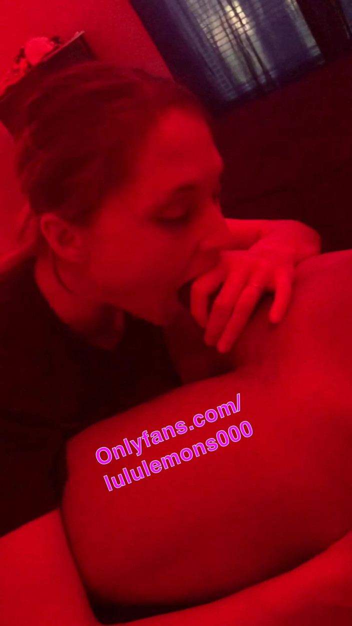 LuluLemons000: Тінка смокче величезний чорний член