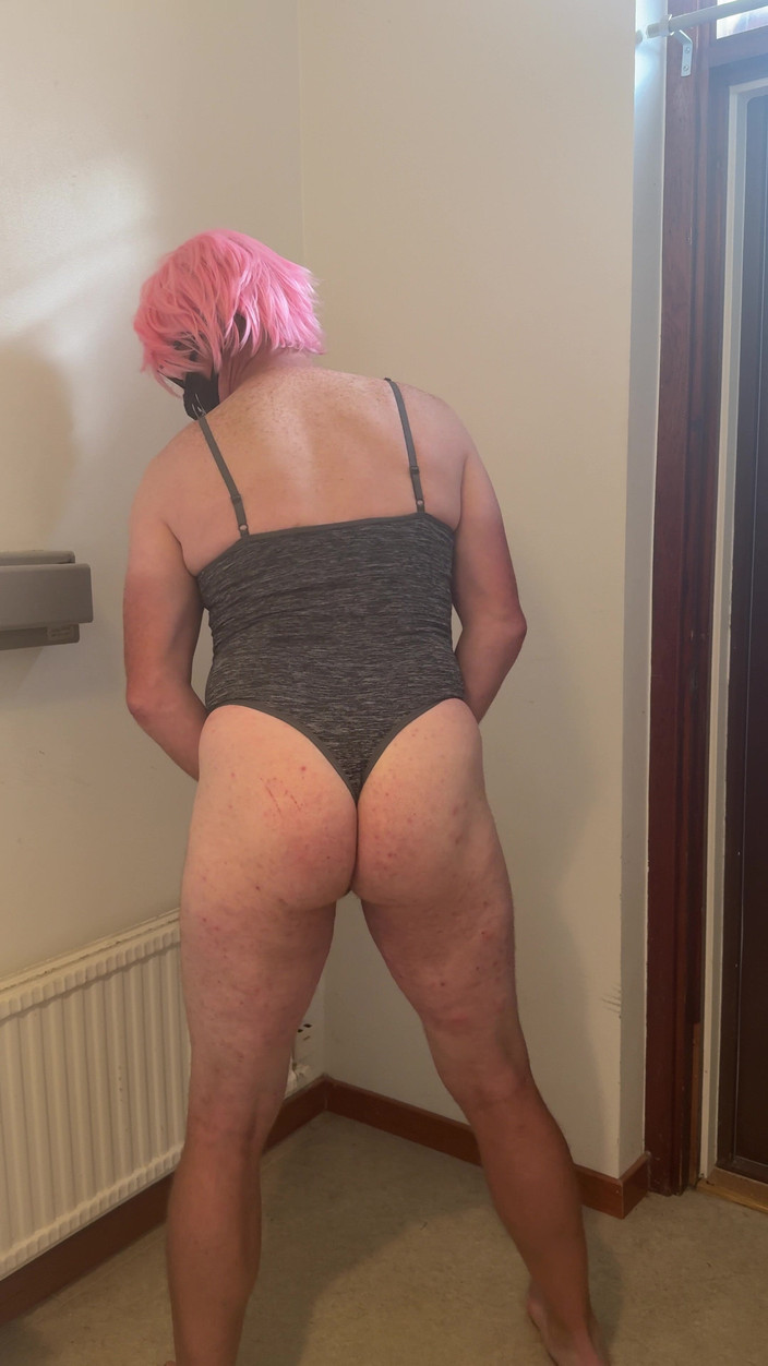 Julia Trans: ピンクの髪の娼婦は自慰行為をし、射精し、お漏らししている