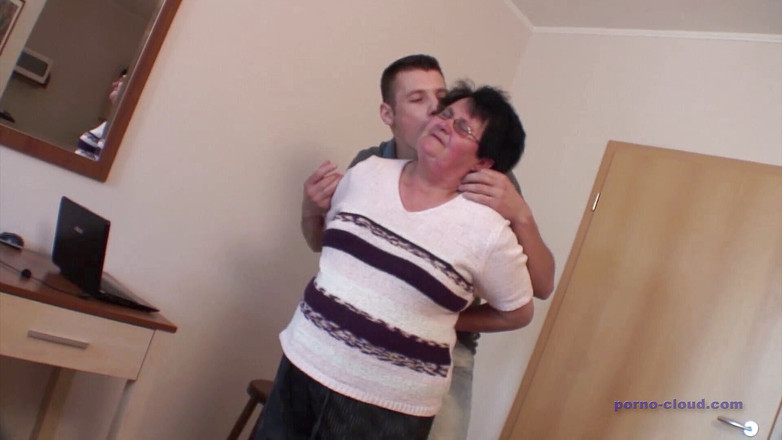 Porno Cloud: 清洁奶奶