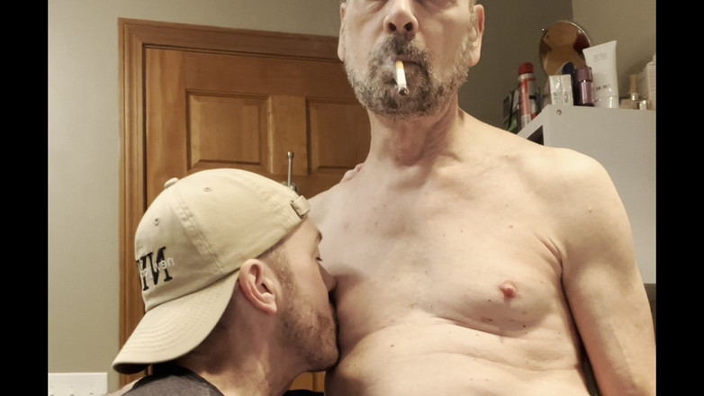 Tyler8: Temanku lagi asik nyepong kontol sambil disepong sama ayah tirinya...