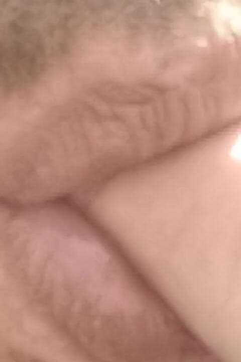 Gangbang straight: Une bite dans la bouche du cul de Larki