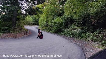 Toilet Mommy: Jadilah pelacur yang baik dan nyepong kontolku di jalan umum