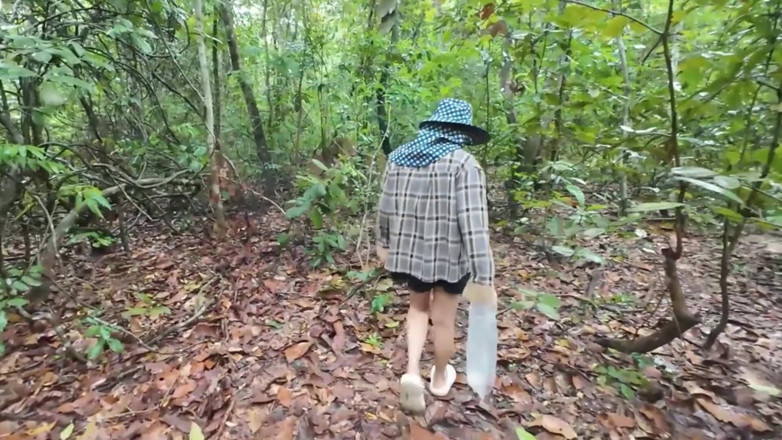 RealThaiSolo: Thaise meisjes lopen en praten en plukken paddestoelen in het...