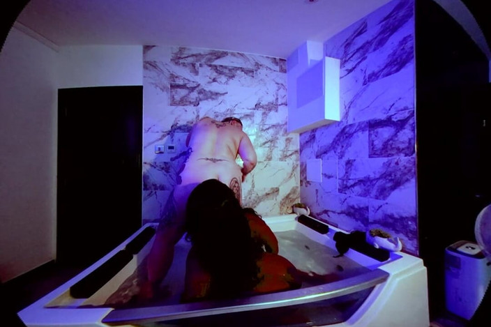 Livie B VR: 2 máy bay bà già đụ trong bồn tắm