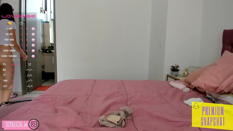 Cute Alice: Urocza Alice czuje chęć penetracji siebie analnie palcem przed kamerą