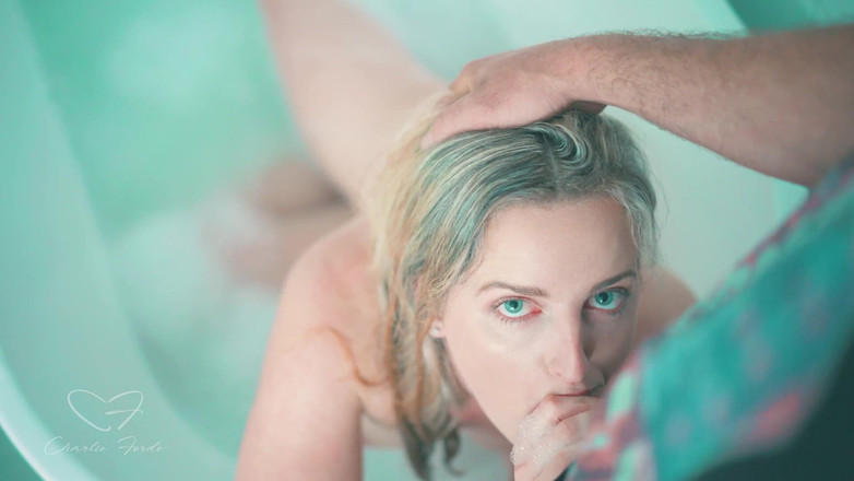 CharlieForde: Menggesel dalam tab mandi yang menampilkan Charlie Forde, Jayce Hardy